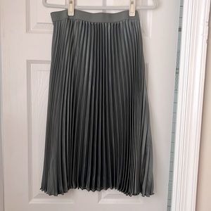 H&M Sage Green Pleated Skirt